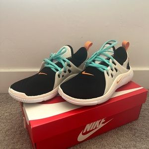 women’s nike acalme